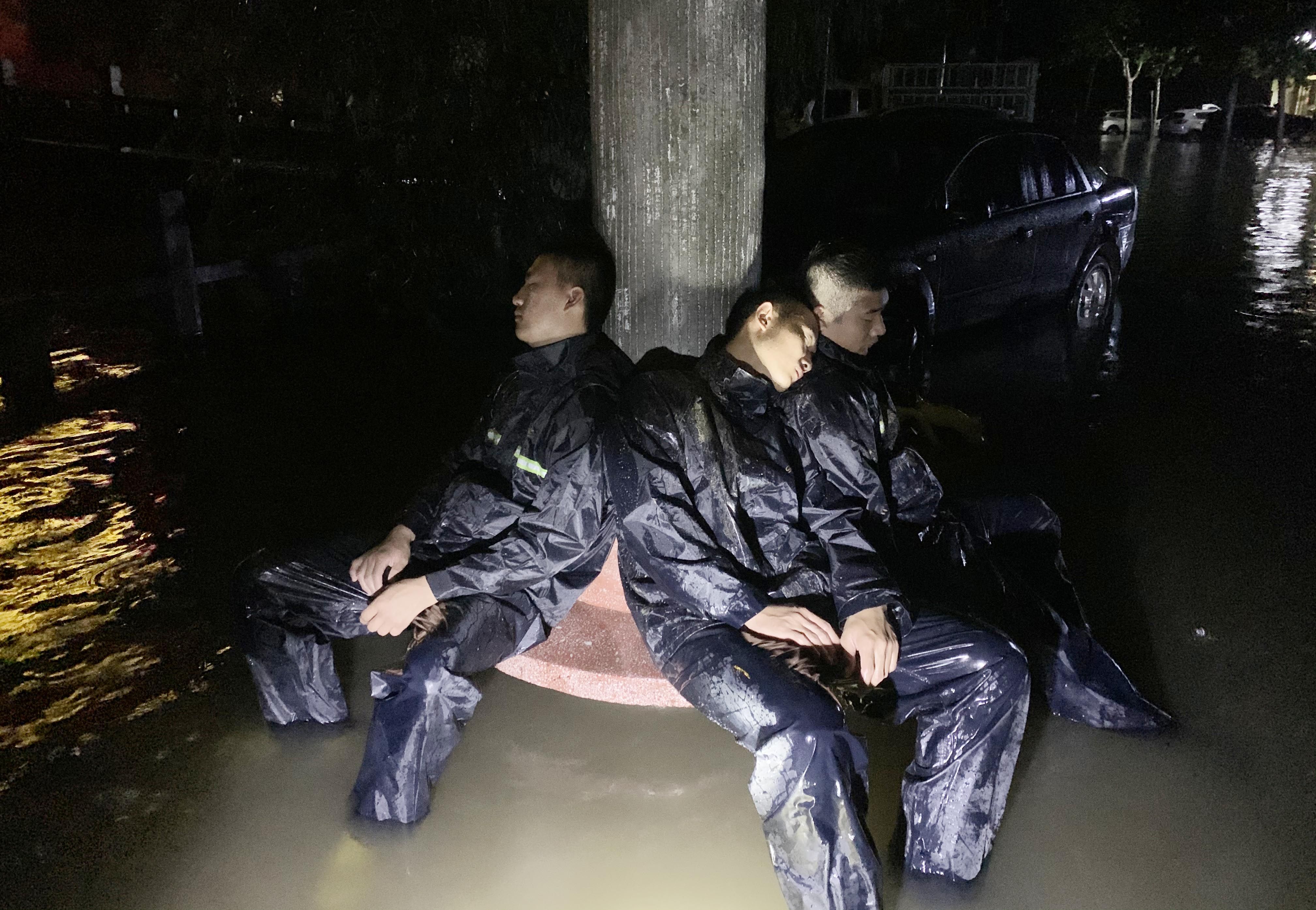 消防员|每天睡仨小时，救援结束消防员在水中睡着！