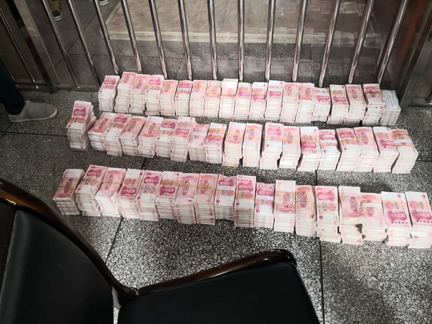 电信诈骗周口警方破获亿元电信诈骗案 从嫌疑人家中搜出561万赃款