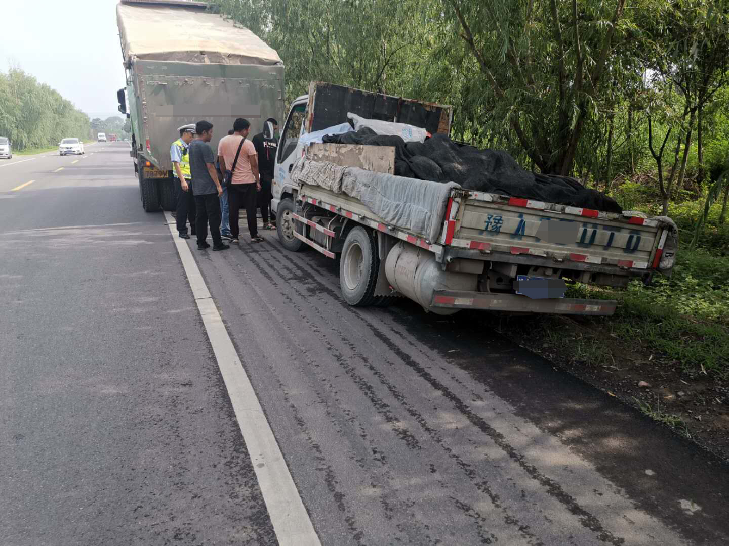 交通|瓜车深陷泥坑被困 新密交警及时帮助脱困