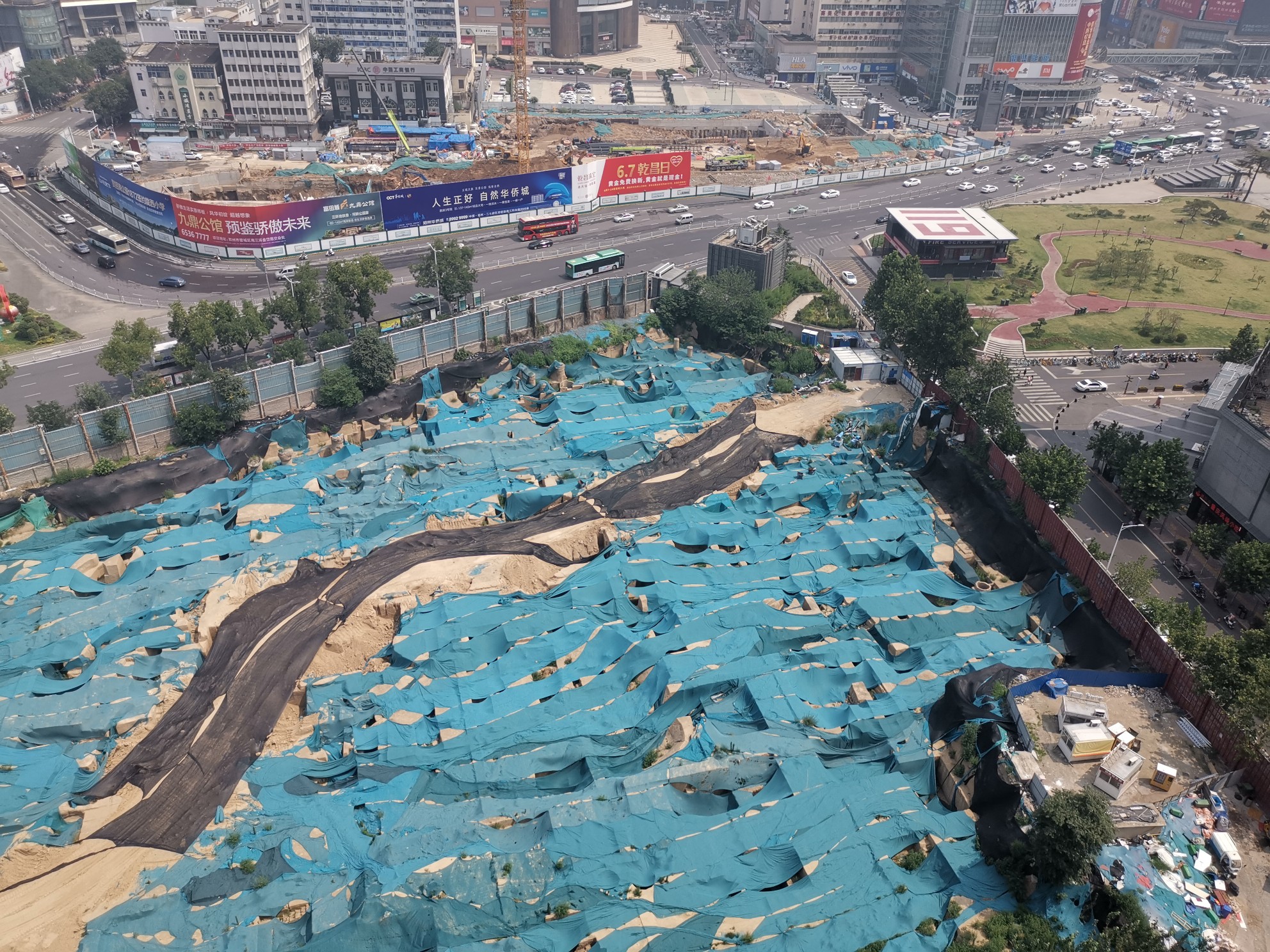 拆了近10年 郑州东方红影剧院原址为何一直围而不建?