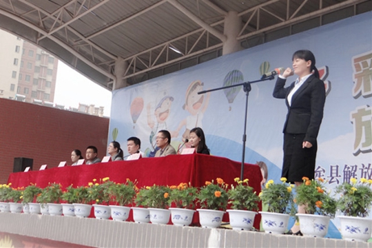 大队辅导员刘芳芳带领全体学生进行宣誓