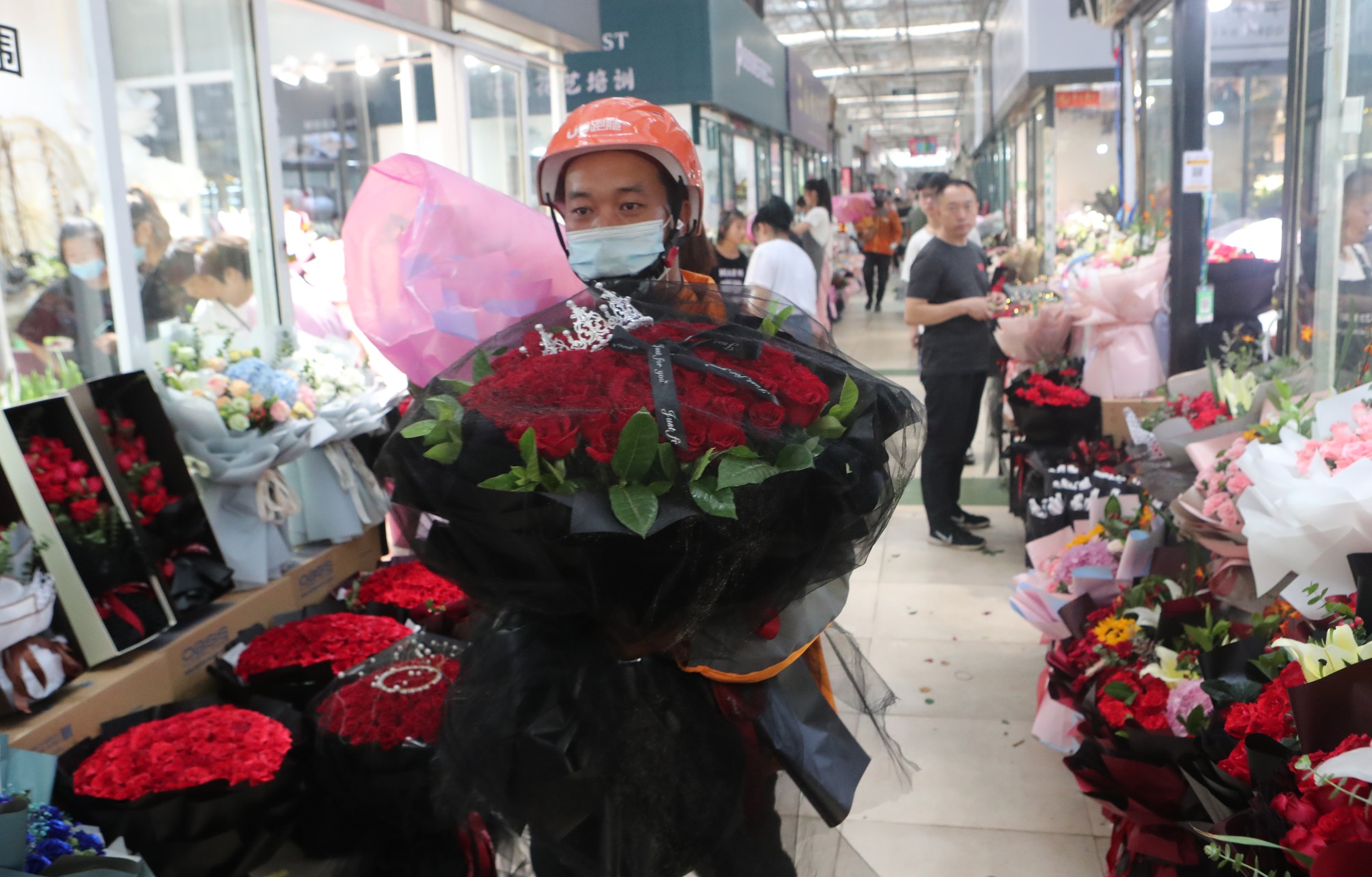 花|七夕到鲜花俏：玫瑰身价见涨 花店通宵忙碌