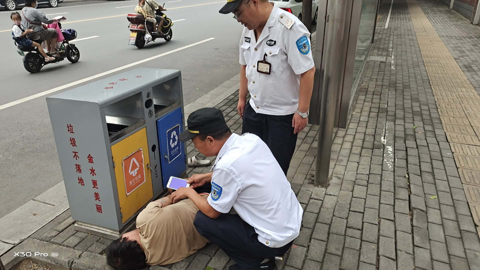 垃圾桶|男子与家人生气外出喝闷酒 结果醉倒在垃圾箱旁睡一夜