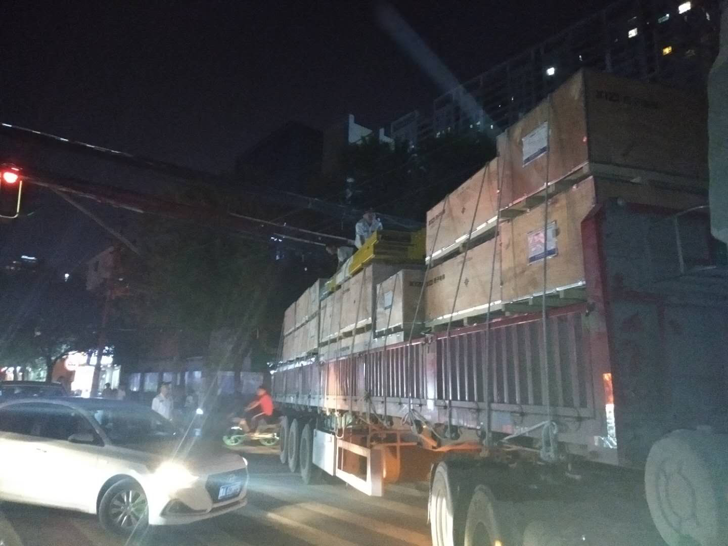 大货车|险!大货车超高拉货挂住空中电缆线