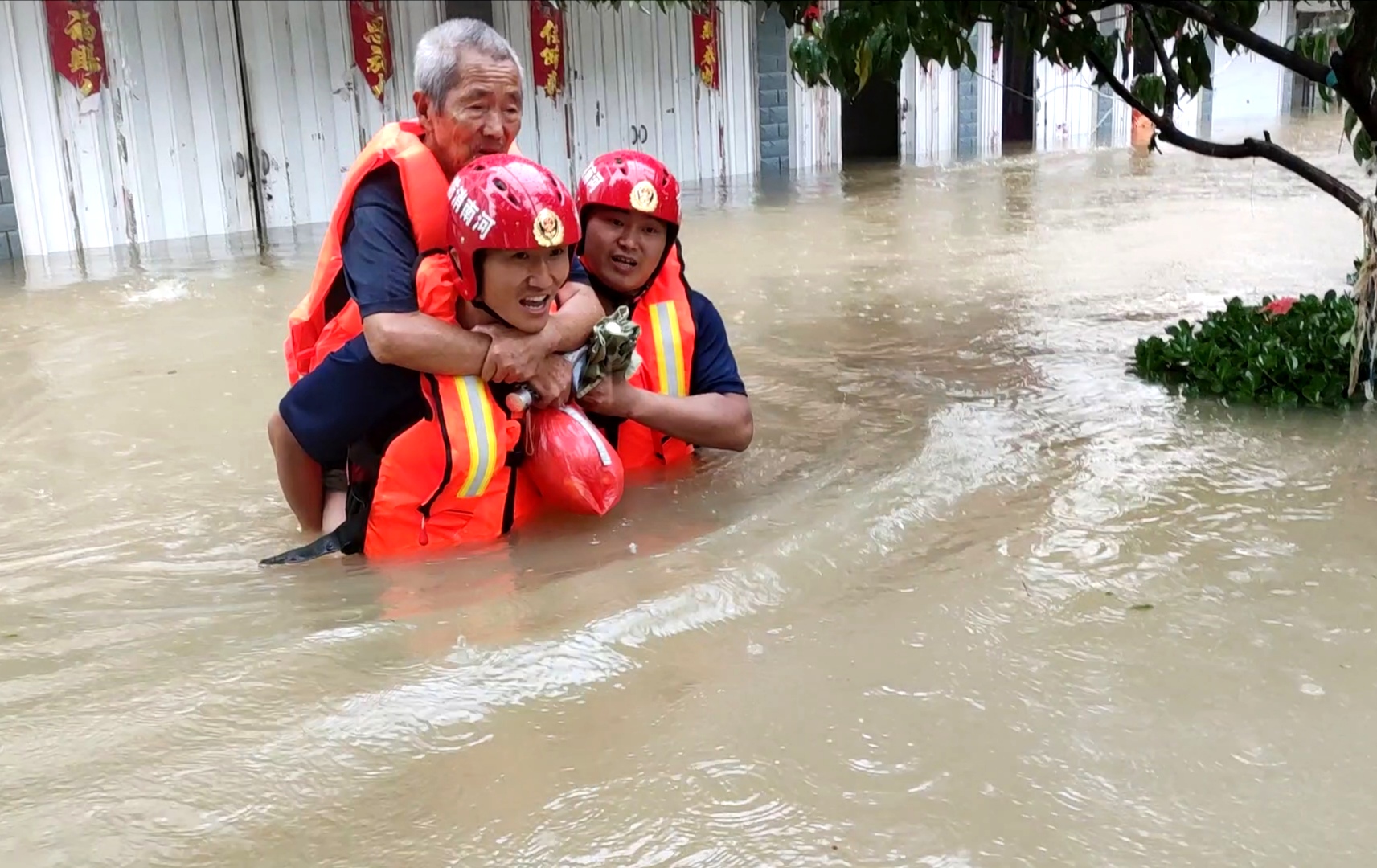 消防员|驰援安徽！三楼有人要轻生开封消防员用身体撞开房门救出断粮老人！