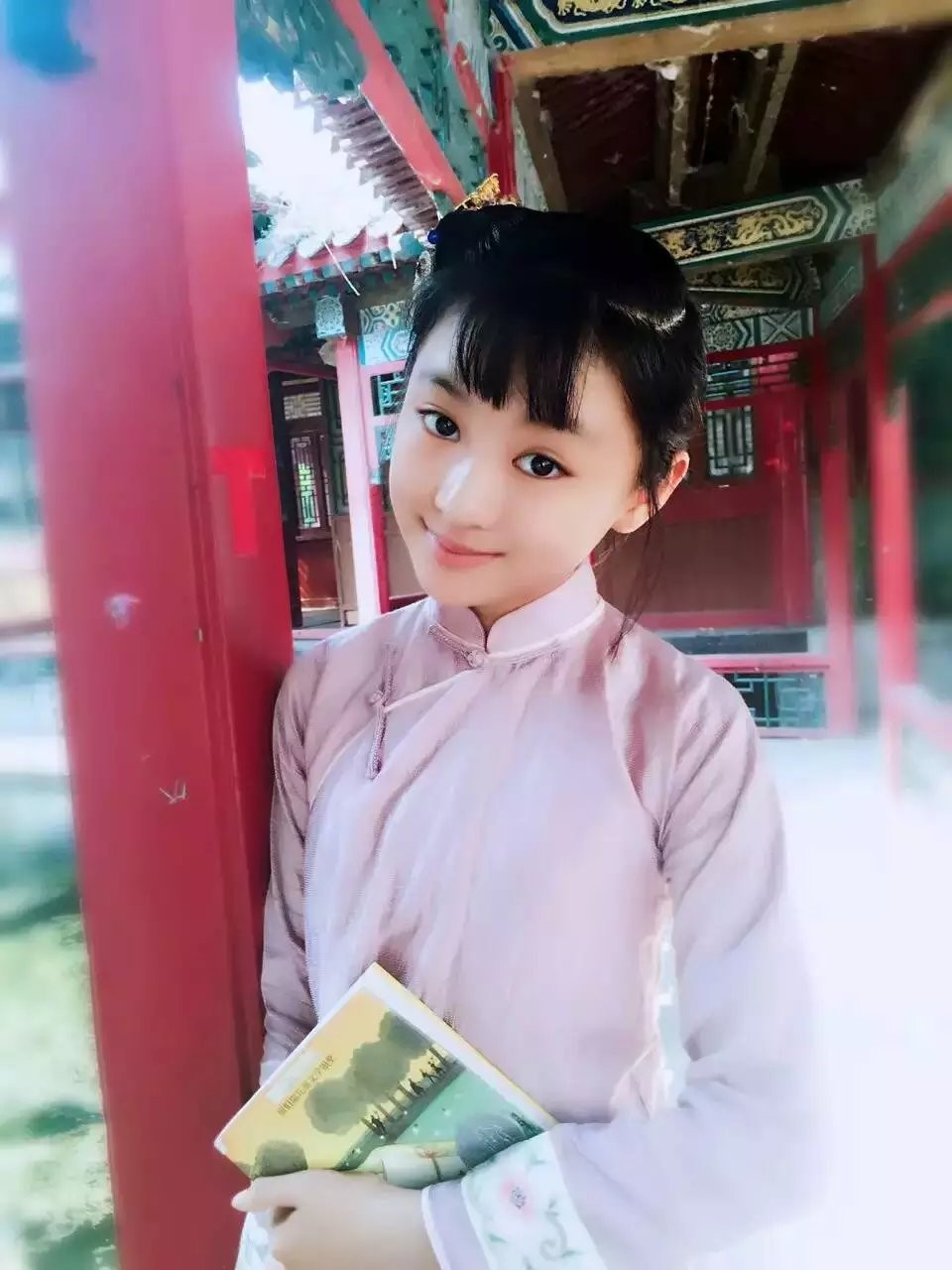 江苏卫视热播的电视剧《娘道》中8岁的大女儿盼娣是河南的童星郝怡霖