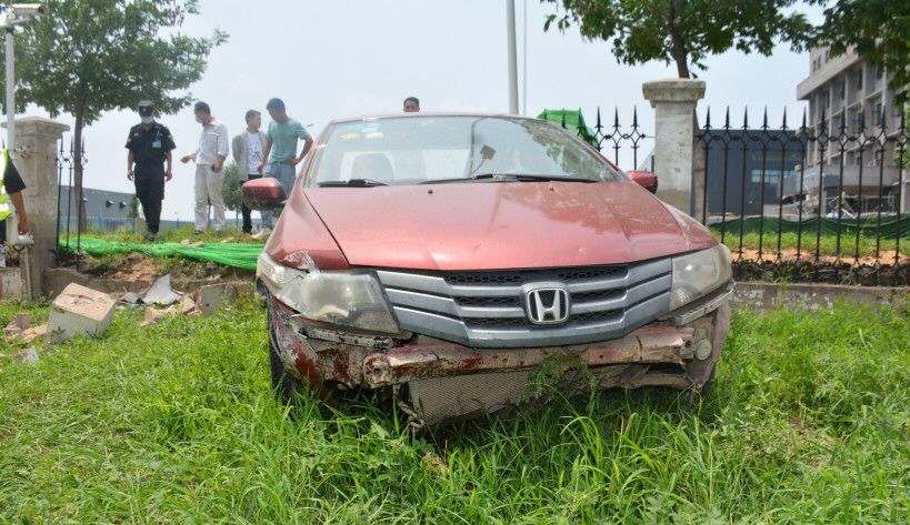 淡定哥|“淡定哥”酒后驾车撞“穿”路边围墙后，坐路边继续豪饮……