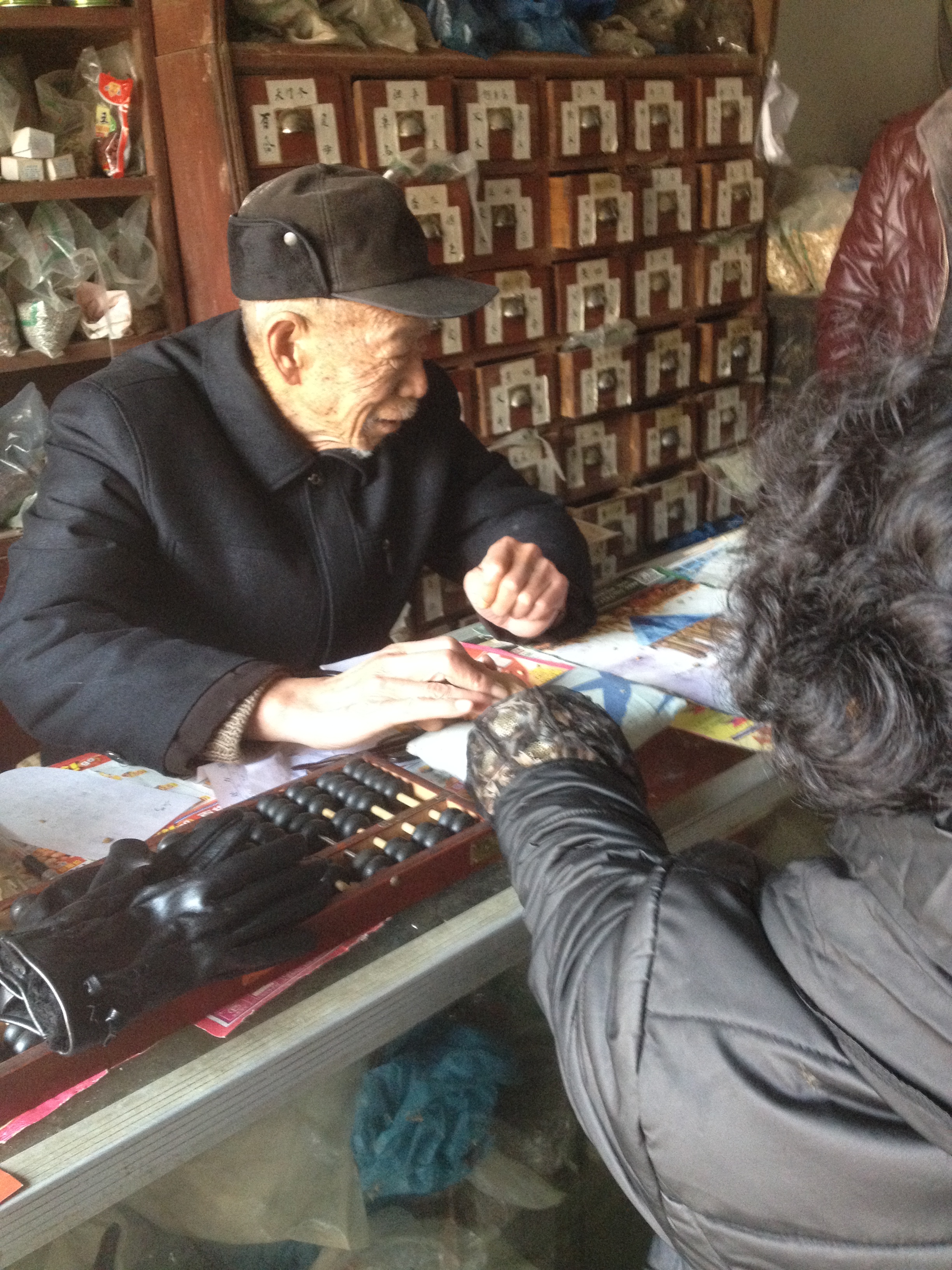 河南82岁老中医手握《本草纲目》安详"走"了!生前免费给穷人看病