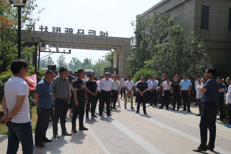 新郑孟庄镇冒高温拉百余村干部集体办公