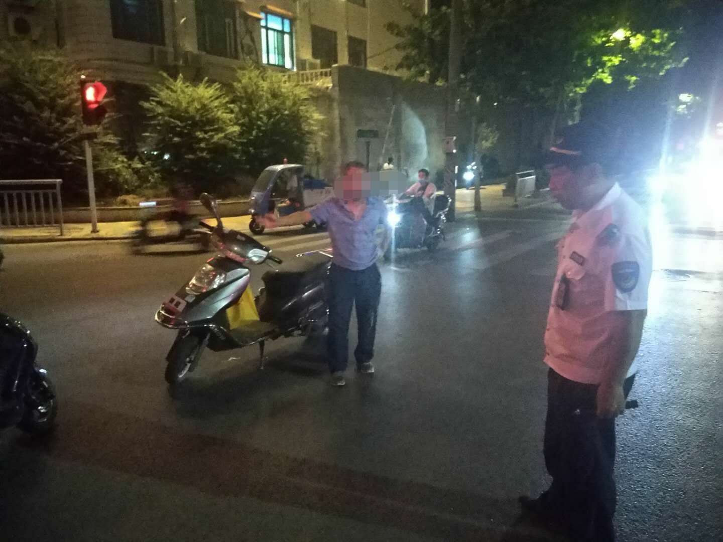 电动汽车|郑州街头两电动车相撞：逆行太危险！