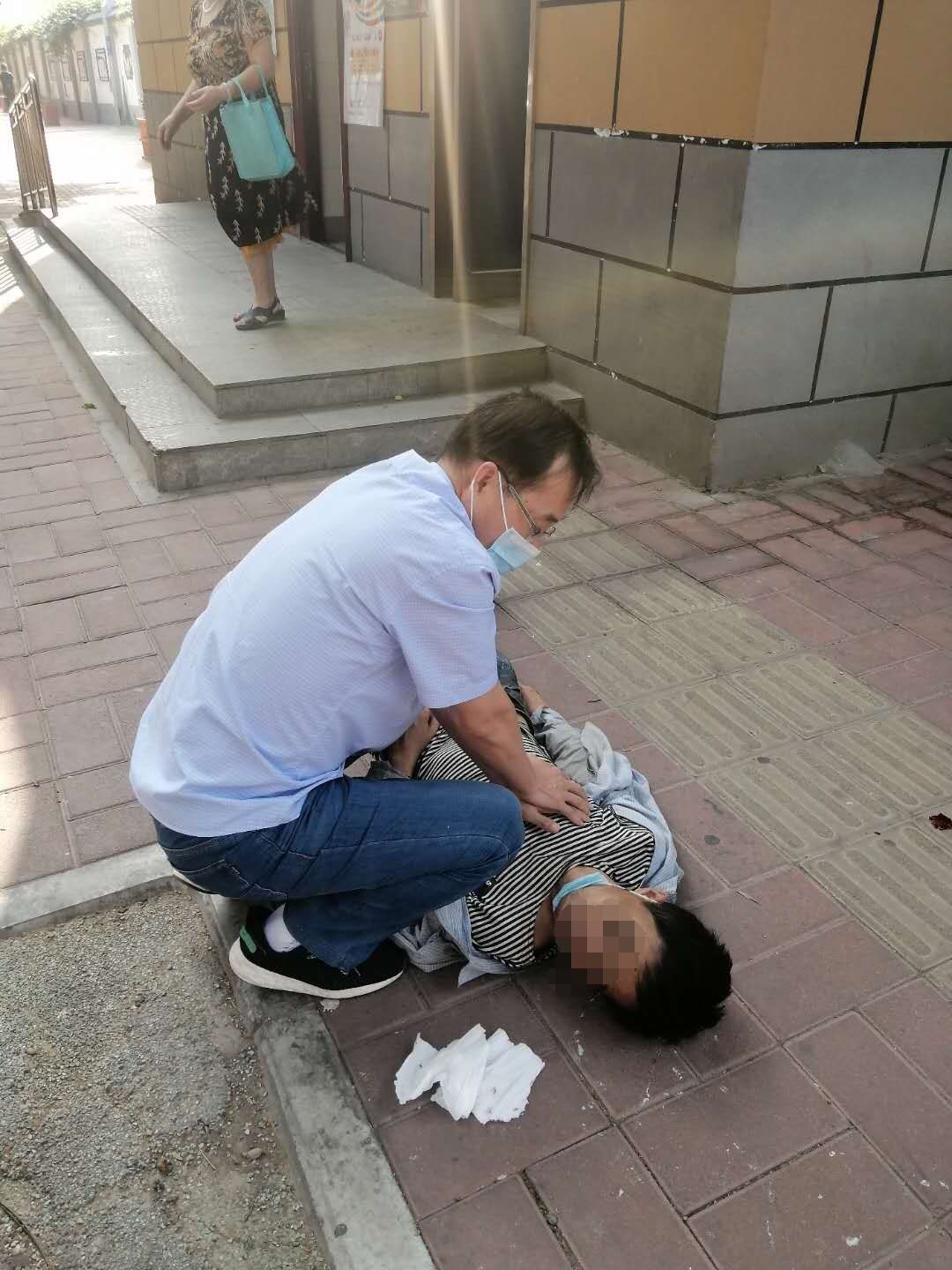 周口|小伙发病晕倒郑州街头 多亏遇到了周口这位医生