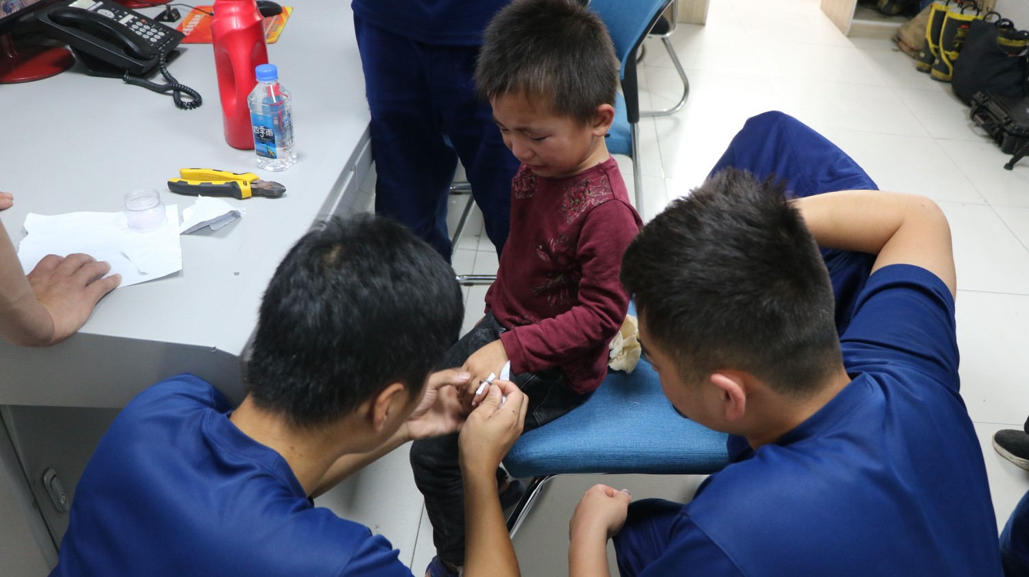 尉氏|开封尉氏：钢圈“咬”男娃手 消防出手化险情