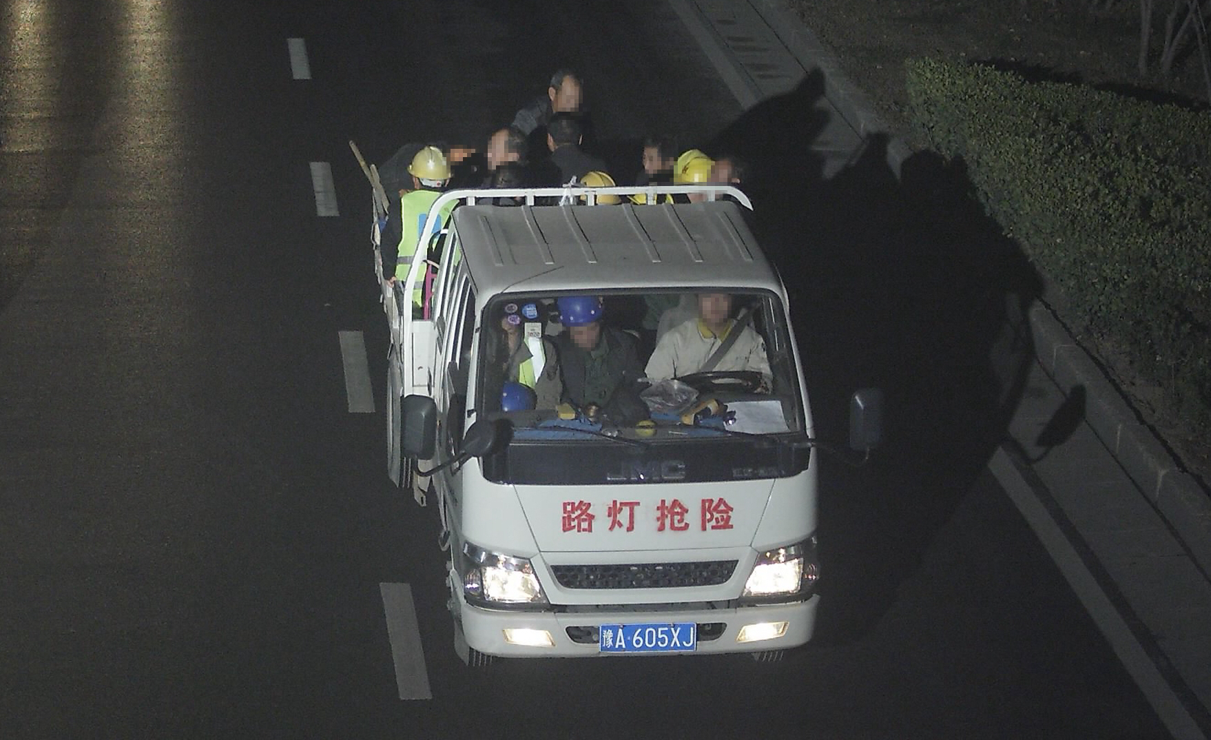 |货运车辆屡屡违法载客，这家公司被交警曝光处罚