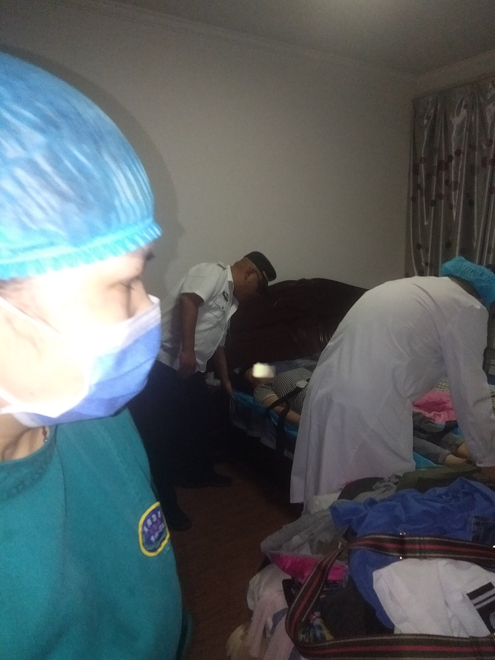 法制|女子在家中突然晕倒急需送医，热心人合力抬下楼