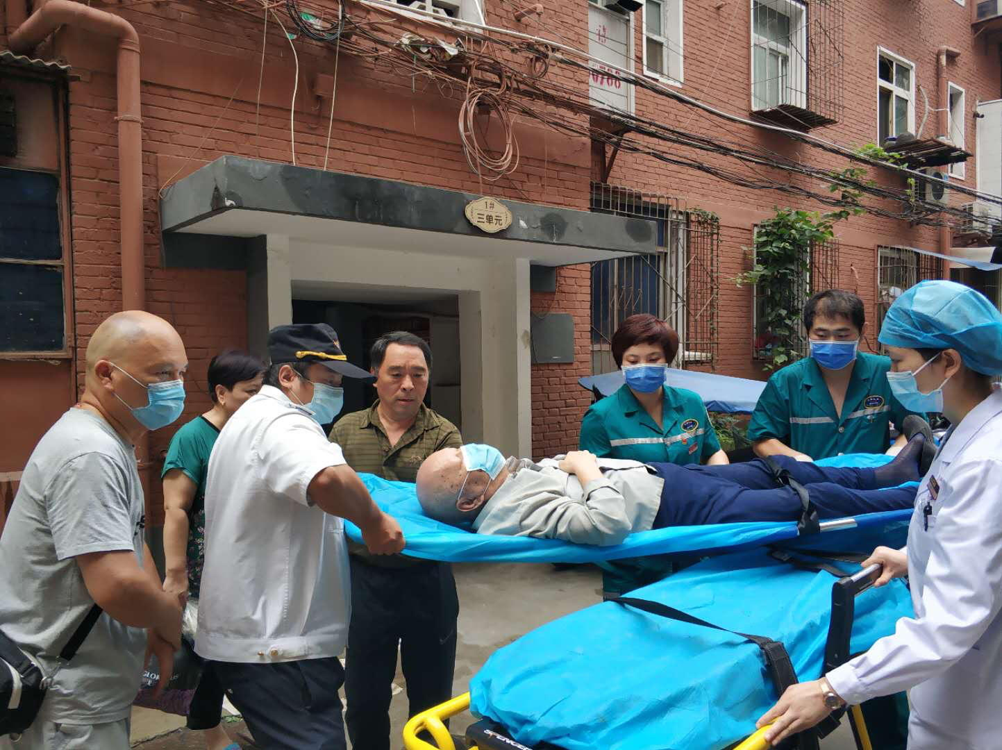 社会万象|八旬老人在家中犯病 众人合力从三楼抬下送到救护车上