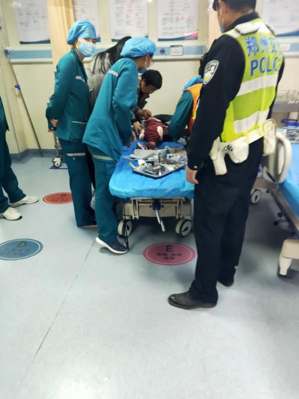 |郑州1岁幼儿高烧抽搐，交警驱警车狂奔，5分钟跑完11分钟路程