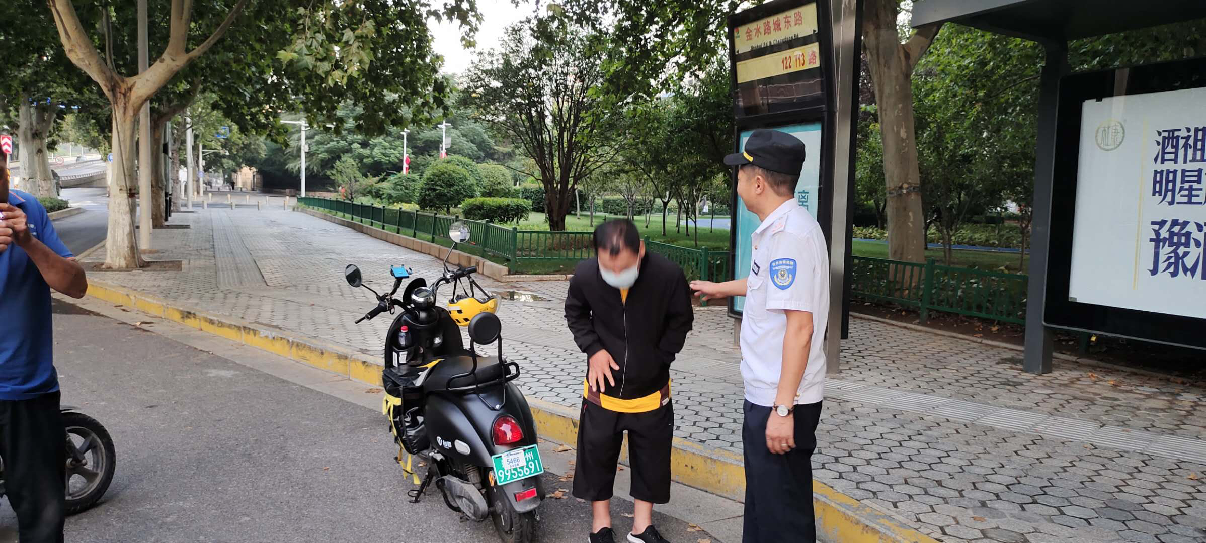 外卖小哥|心疼！外卖小哥半夜送餐后丢失手机，借酒消愁醉倒街头