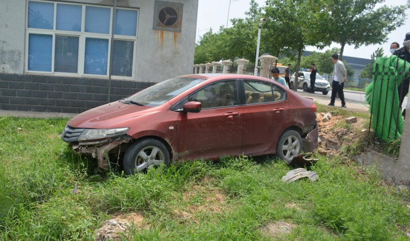 淡定哥|“淡定哥”酒后驾车撞“穿”路边围墙后，坐路边继续豪饮……