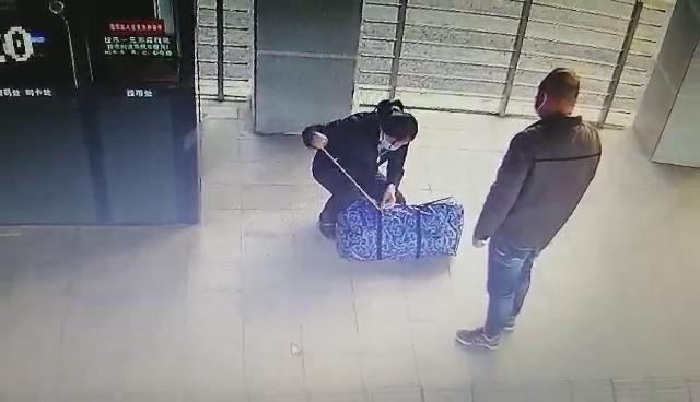 |郑州一快速公交站台站务长正值班却做起了针线活儿？