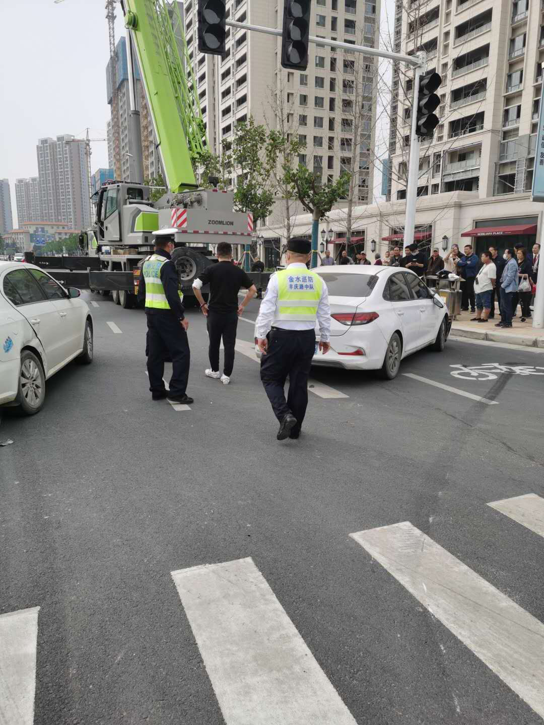 |过路口太快，白色大众“骑”上现代轿车