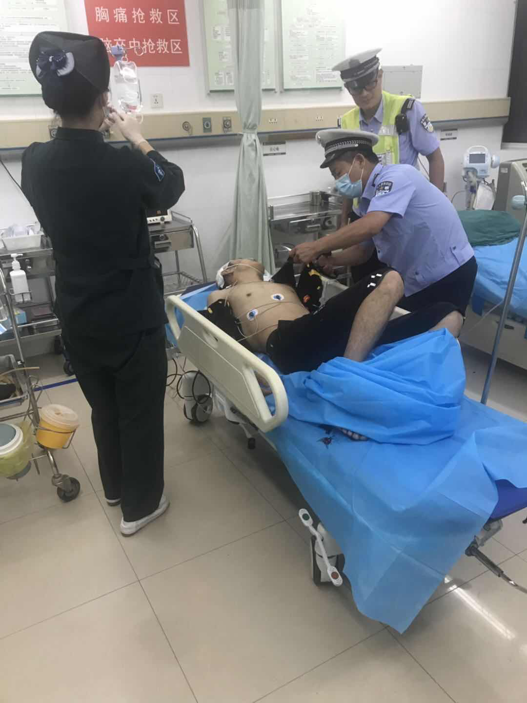 篷布司机盖篷布摔裂右肺，大雨中救人，高速交警一路上嗓子喊哑！