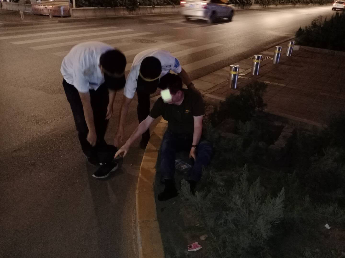 花坛|男子喝多后，倒在马路隔离花坛里呼呼大睡