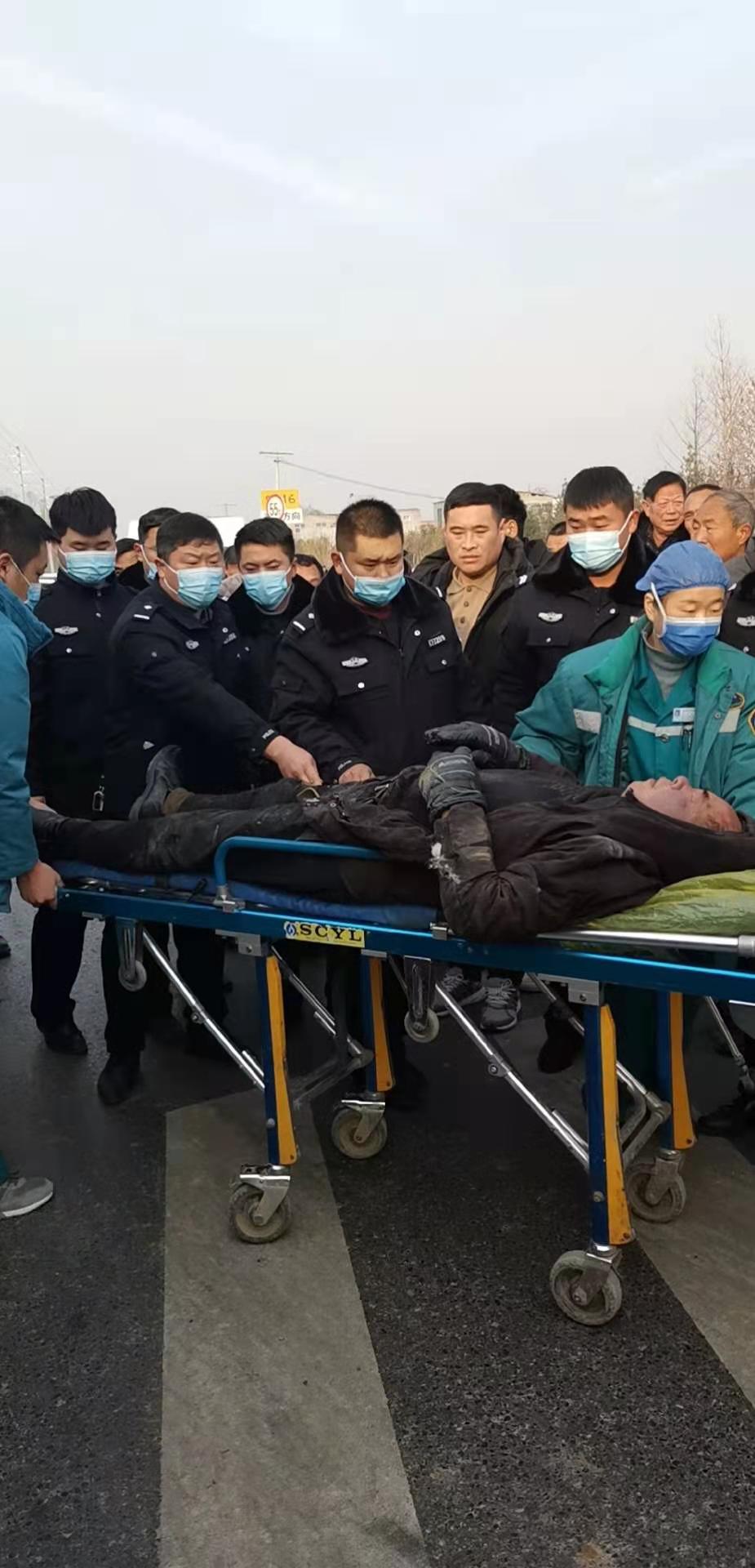 老人被压车下杞县法警执行任务途中伸出援手