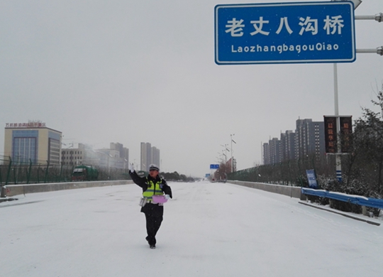 中牟交警冒着飞雪保畅通 民警推车滑倒被赞好