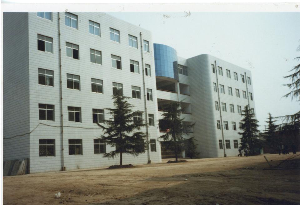  建成后的首栋教学楼