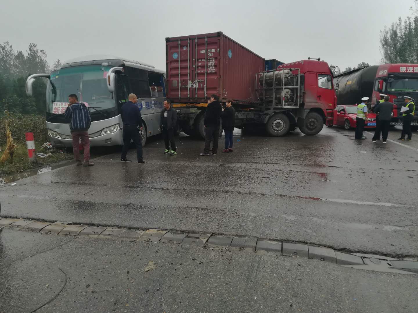 107國道鶴壁段同一地點連發3起車禍雨天一定要小心行駛