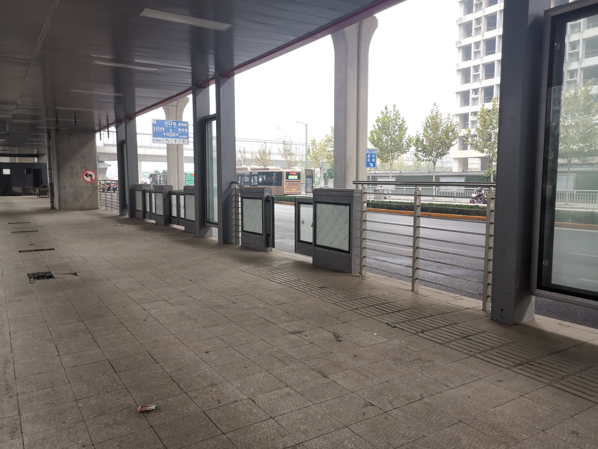 长期无人打扫尘土遍地郑州这俩brt站台啥时候能完工投入使用