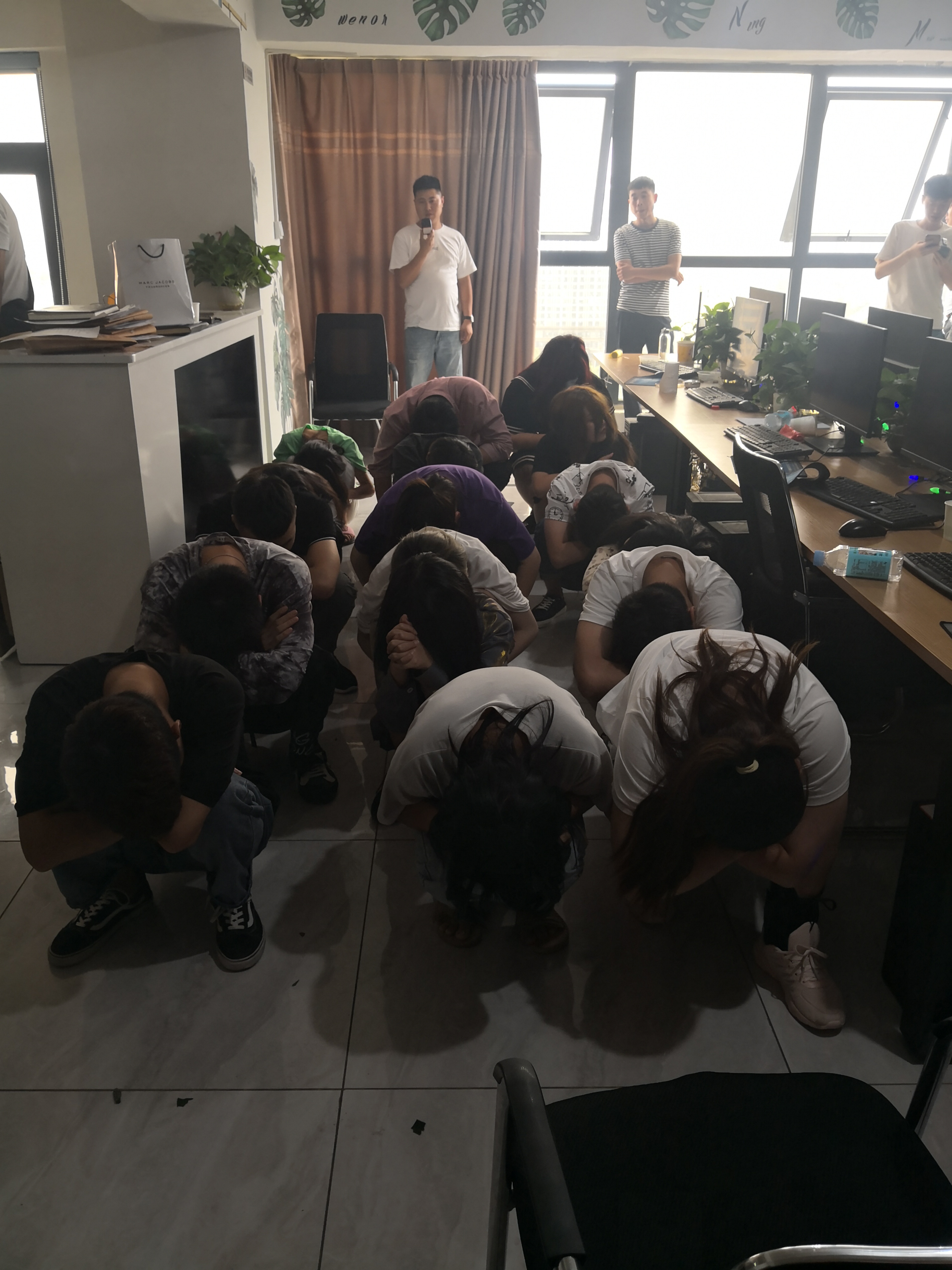 美女蛇专挑男性进行诈骗！19名“美女蛇”落网