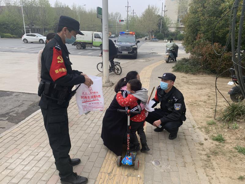 法制：暖心！3岁幼童找不到妈妈路边大哭，幸亏遇到他们