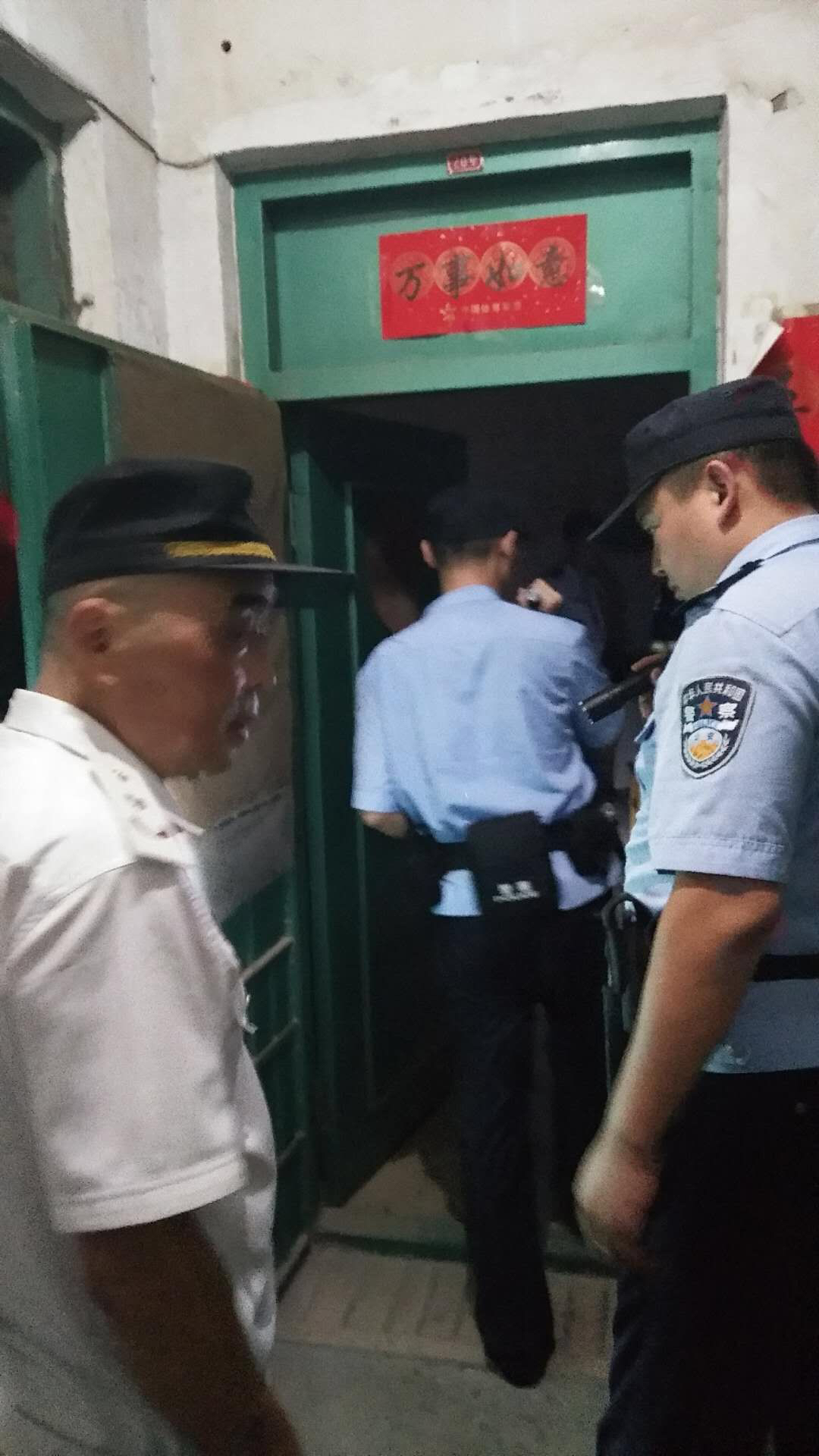 |小区居民闻到怪味胆战心惊，众人挨户排查找到“炸弹”