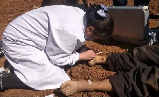 温暖一座城济源怀孕7个月护士跪地近30分钟救人成网红