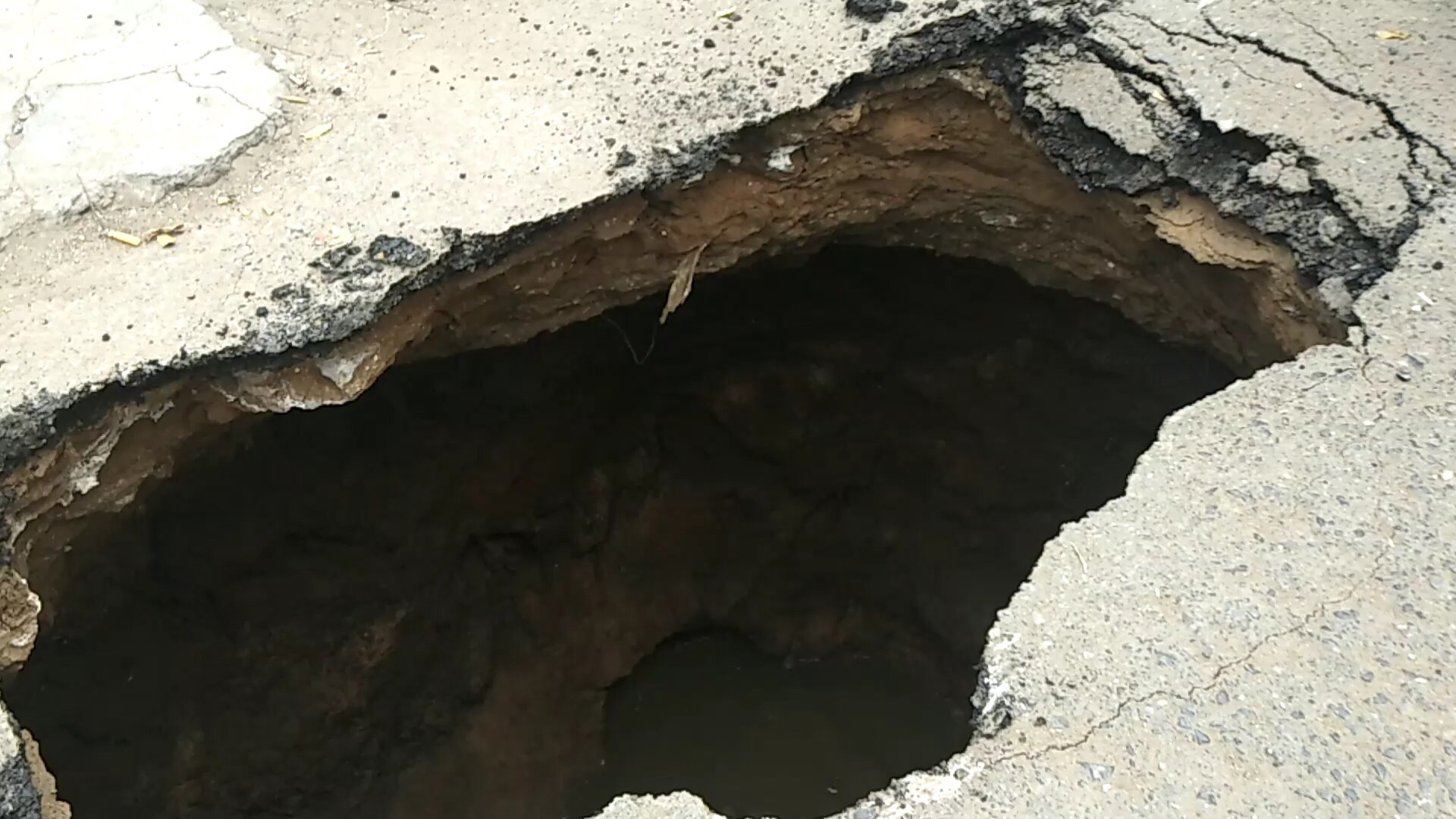 |路面惊现塌洞，许多行人险些被“咬”