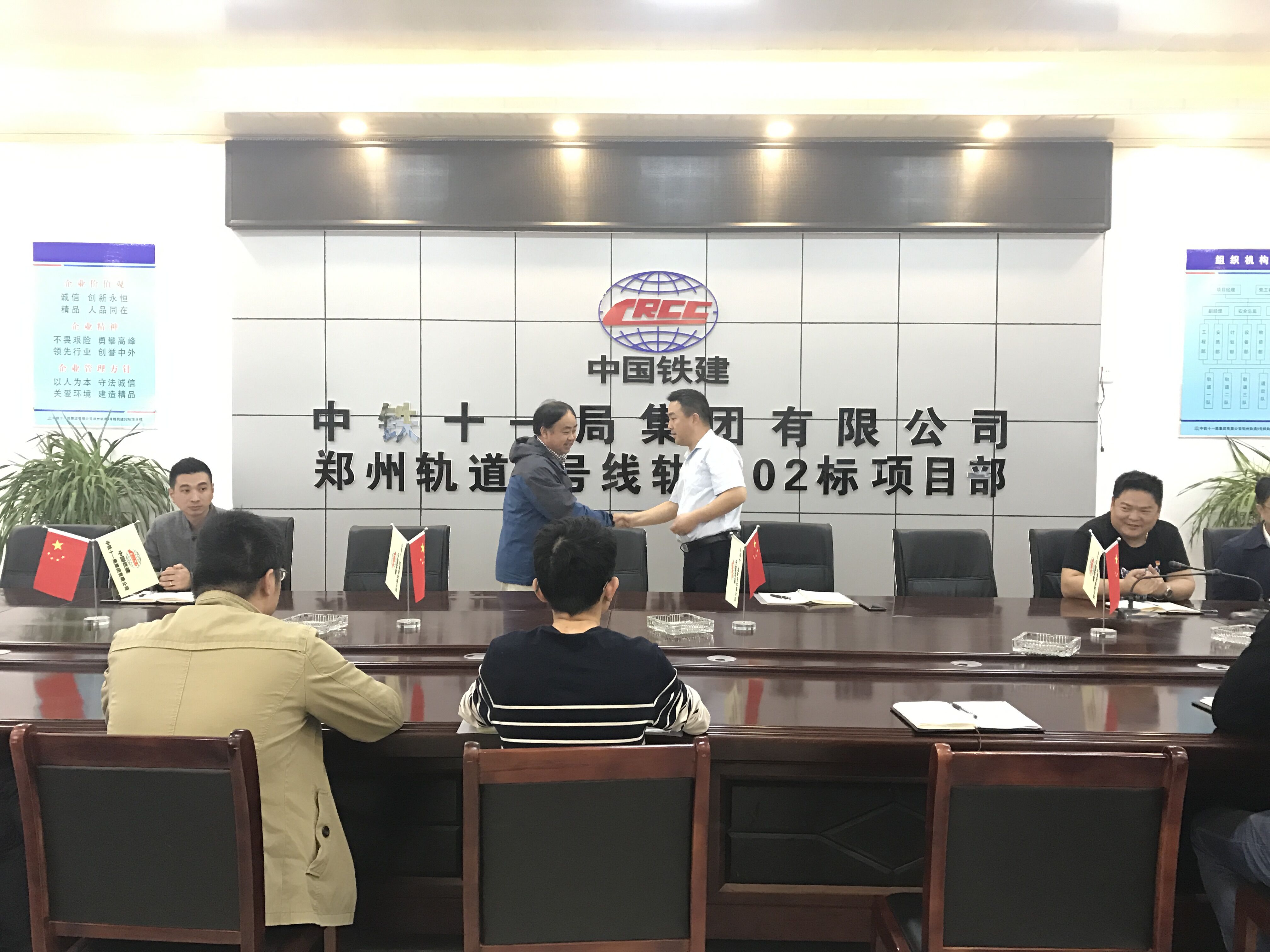 图1、项目经理李峰表彰刘昭富同志