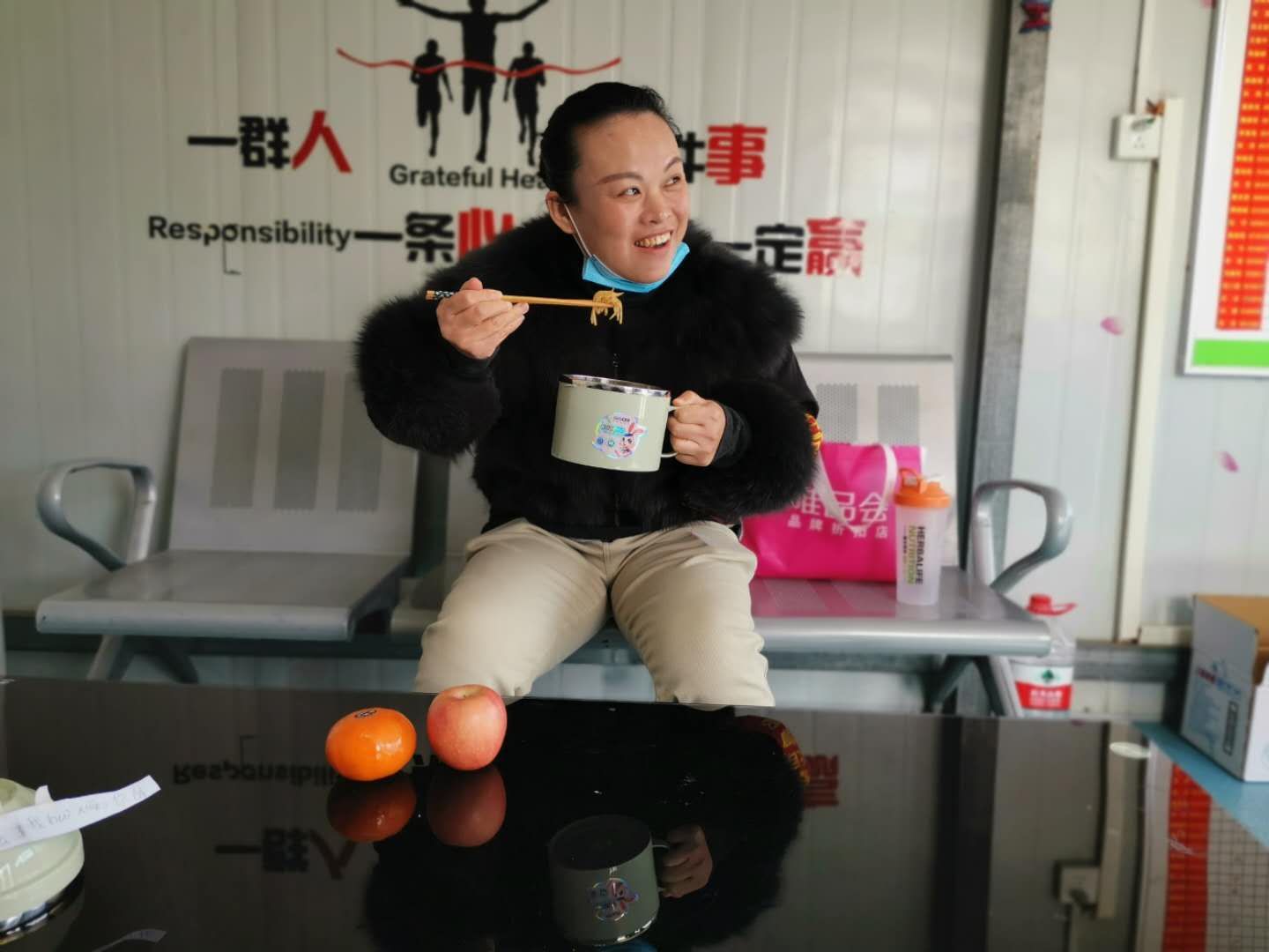 刘静■拼音+汉字=对妈妈的爱 小男孩帮妈妈装盒饭的暖心一目