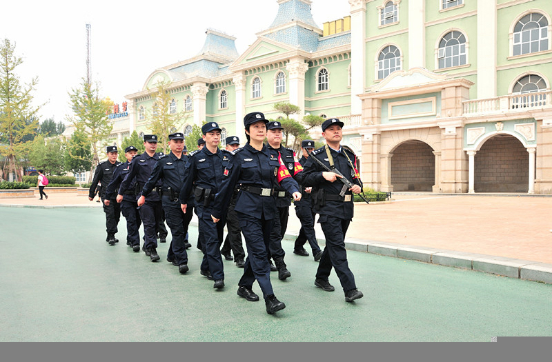 |女局长带队开展武装巡逻 ，中牟警方双节期间为群众安全保驾护航