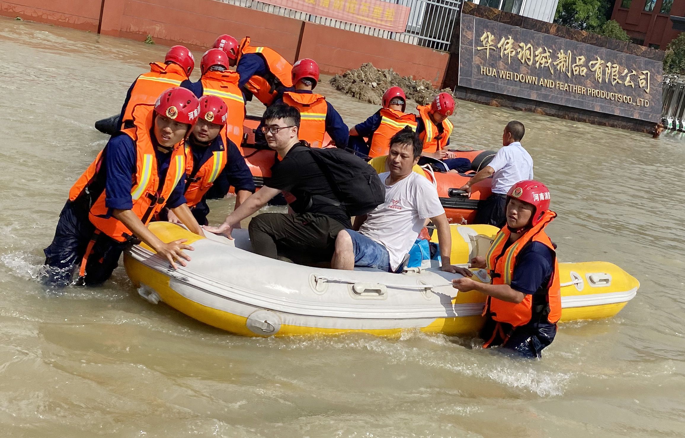 尉氏|暴雨中救出快要临盆孕妇 开封尉氏消防驾舟艇安徽救出百余人