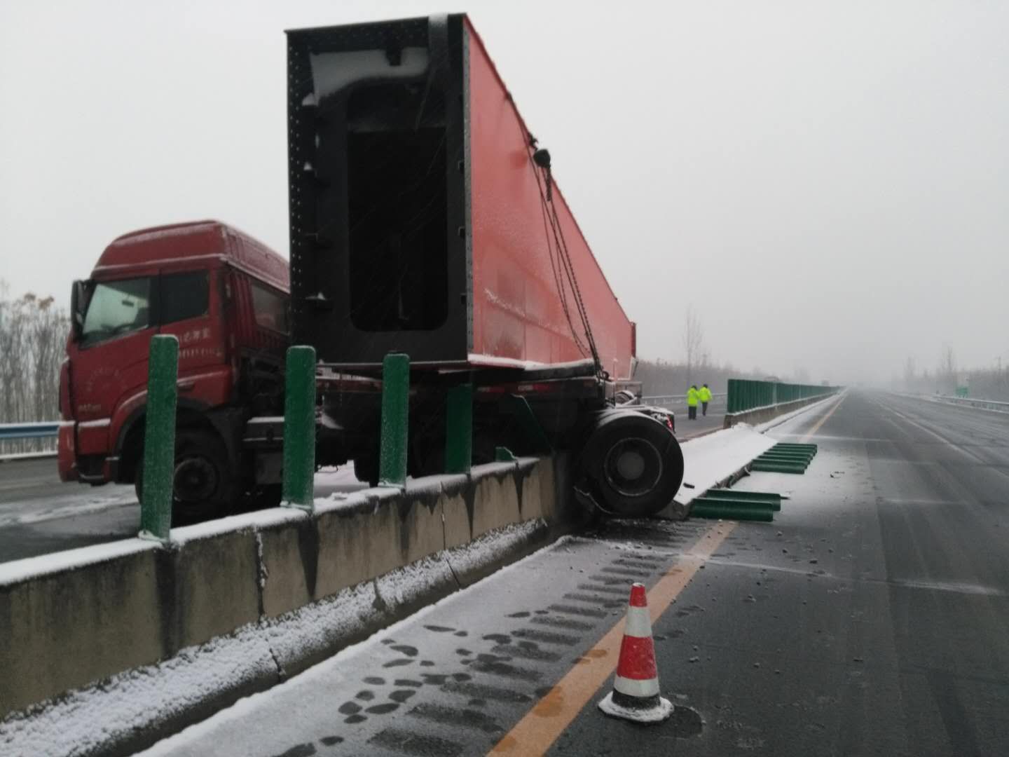 惊魂大广高速周口段一辆货车侧滑33米长航吊横亘车道