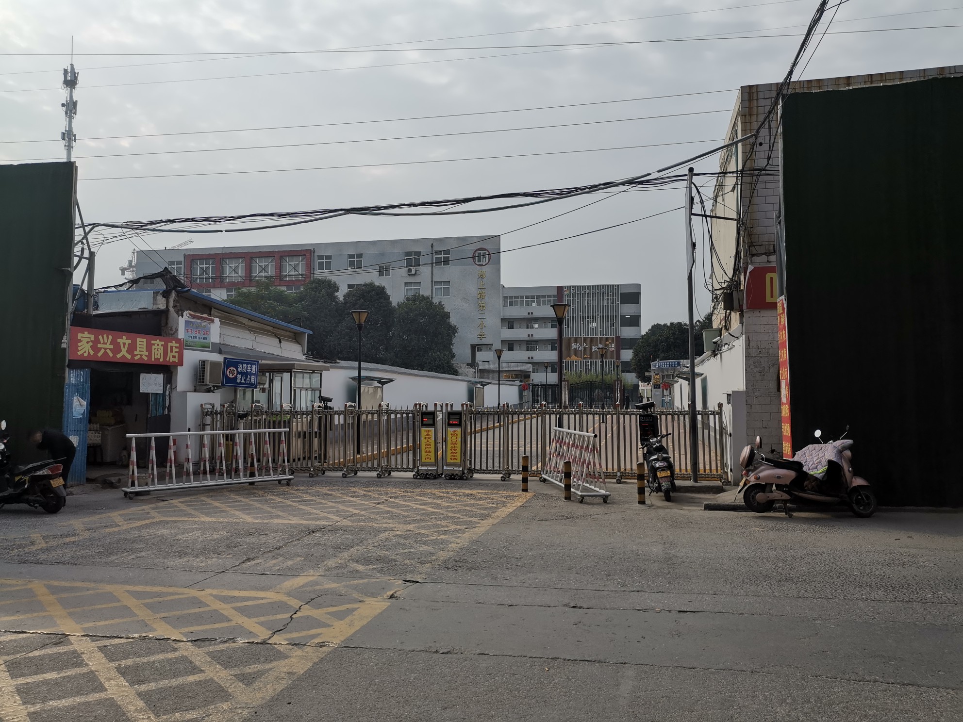 |“学校换个校长，学生就要换套校服吗？”