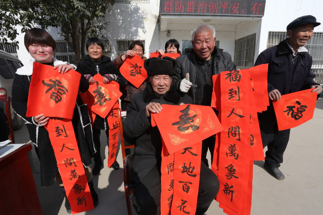 周口农民书法家连夜写百余副对联 赠给老家乡