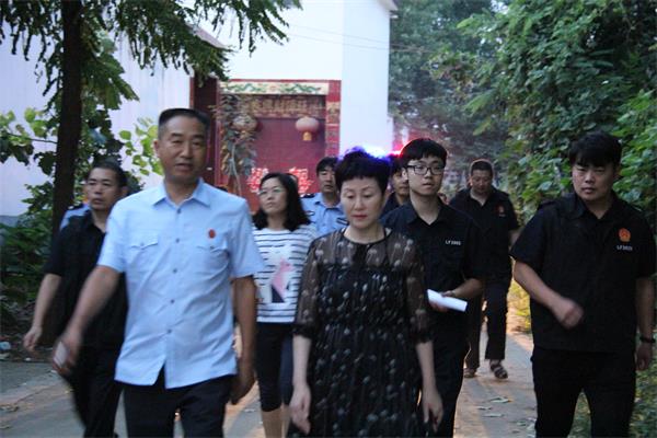 郾城区法院院长（左一）滕宝成陪同漯河市人大代表参加凌晨集中执行行动。