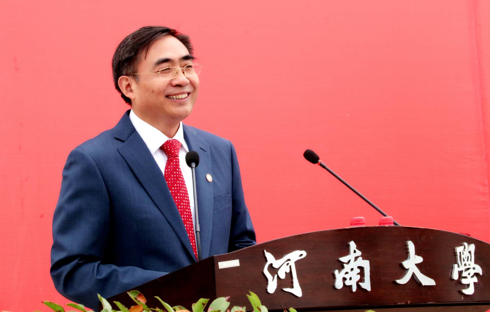 9月5日上午,河南大学2018级开学典礼暨军训动员大会分别在明伦校区大