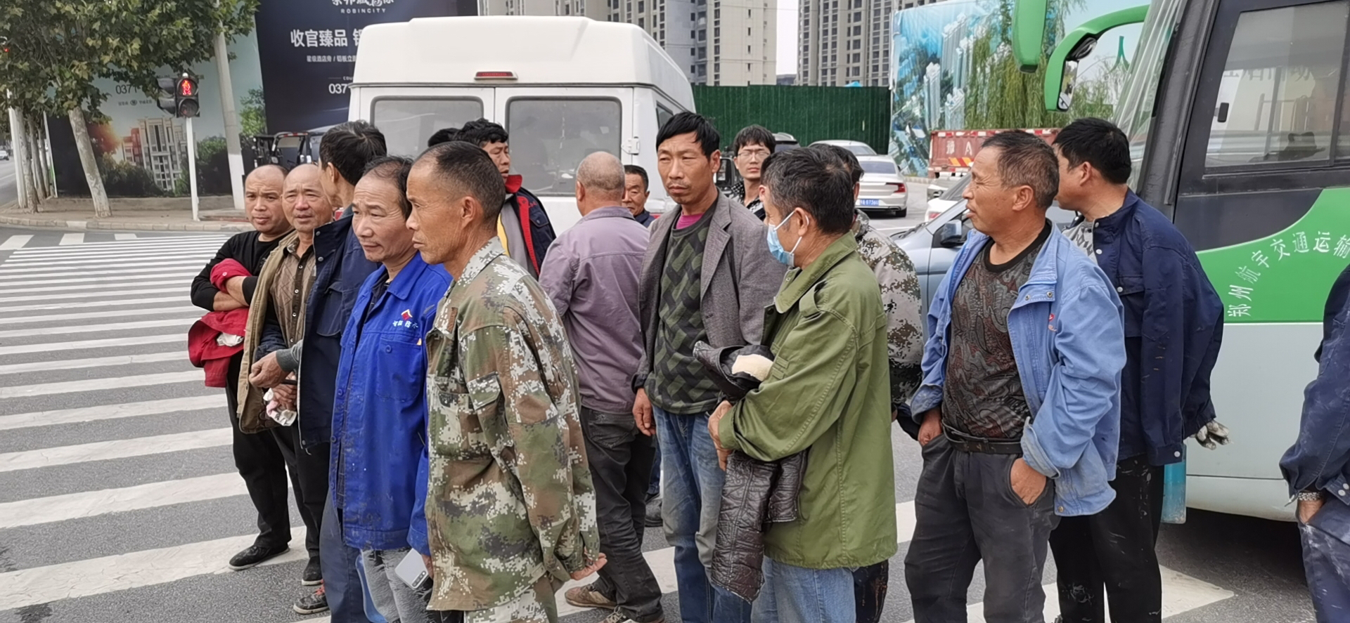 |猜猜这辆6座车拉了多少人？除此之外，还有比它更敢“装”的！