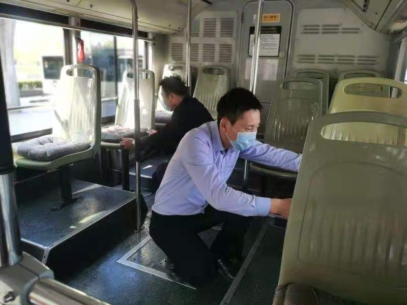 |郑州一辆305路公交上加装“棉坐垫”了? 硬座坐着冷，原来乘客宁愿站着也不坐