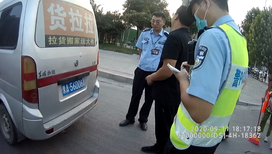 面包车|看看这辆面包车！交警查了半月发现它“肚里”藏着大秘密