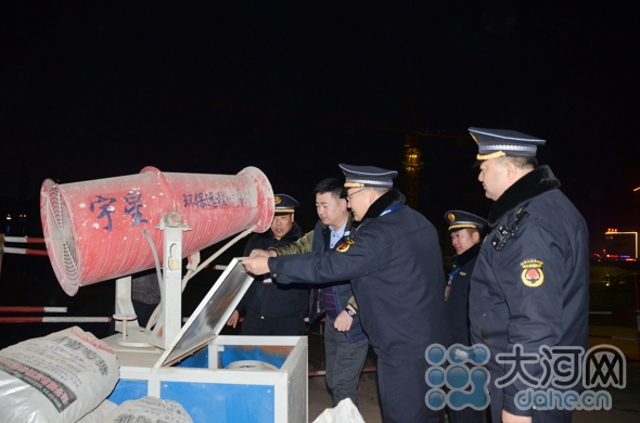 2017年12月31日21点23分，在汝州市赵庄城中村改造项目工地内，汝州市城市管理局综合执法三大队对对该工地(1)