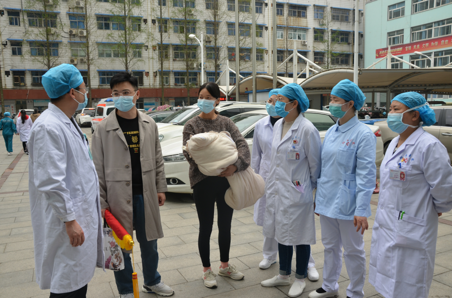 肺炎@信阳新冠肺炎宝宝小沐恩治愈出院，一家真诚感谢送锦旗